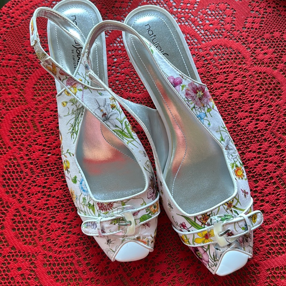 White flowered, sling back, peep toed sandals